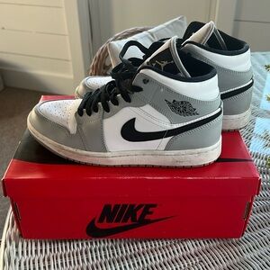 Jordan 1 - light smoke grey men’s 8, women’s 9.5
Lightly worn